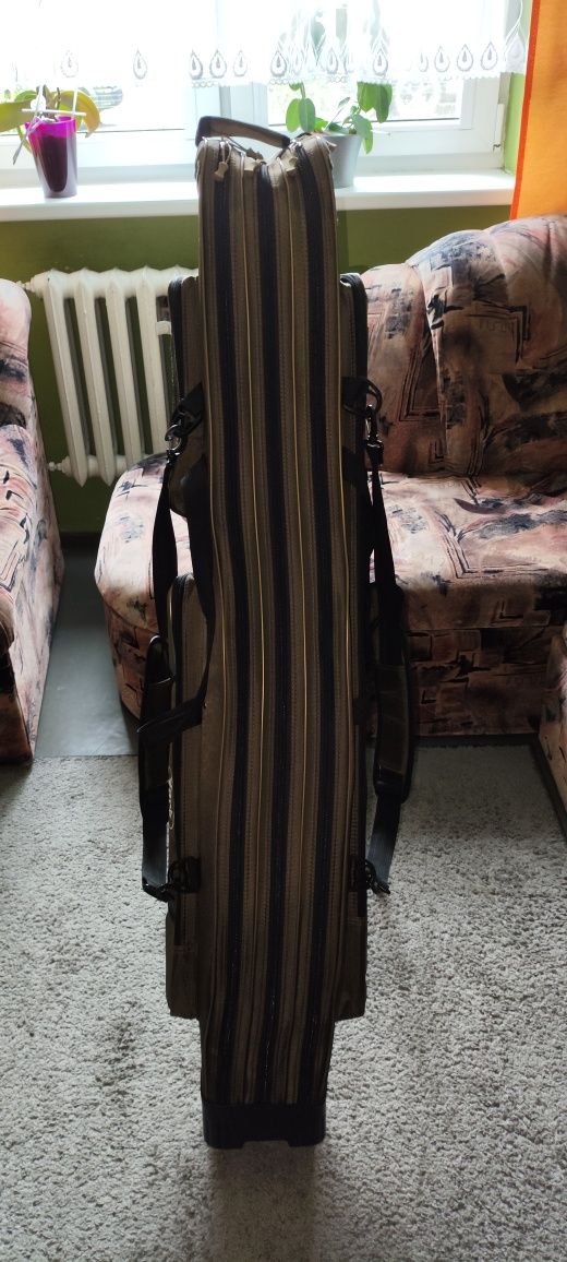 Pokrowiec na wędki York 135 cm, 3 komorowy, sztywny ze stelażem.