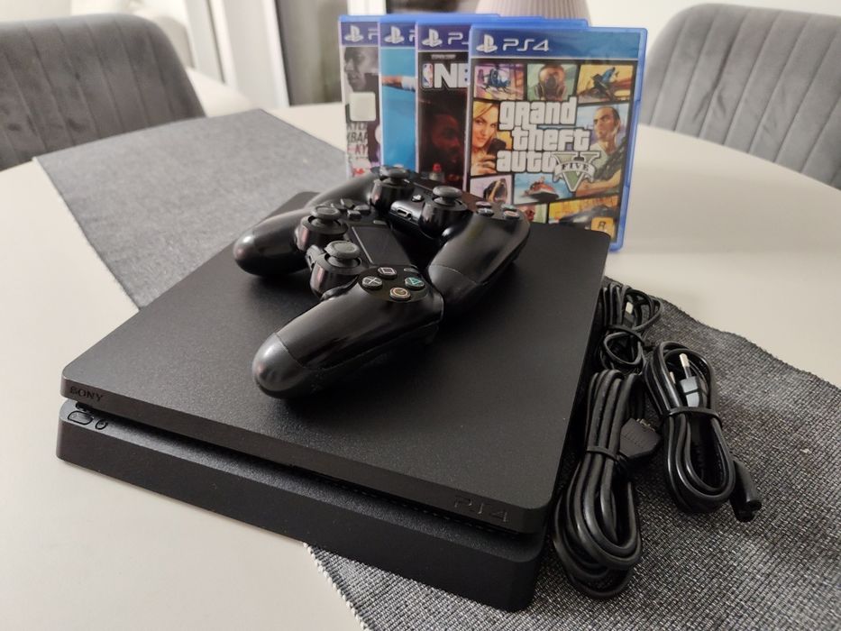 PlayStation 4 PS4 + 2 pady PS4 + 4 gry