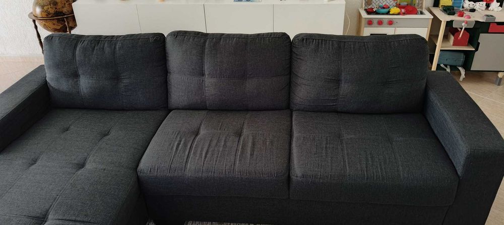 Sofá cinzento-escuro c/ chaise longue — confortável e em ótimo estado!
