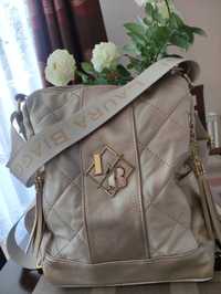 Piękny pikowany torebko-plecak Laura Biaggi