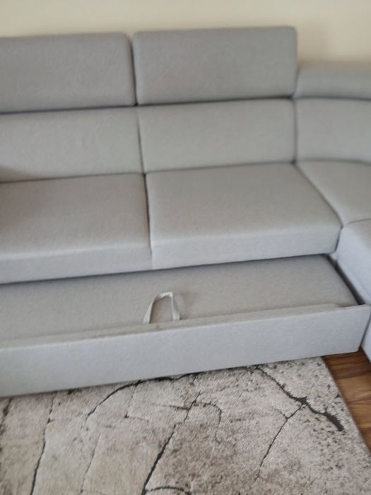 Ładny i funkcjonalny narożnik szary