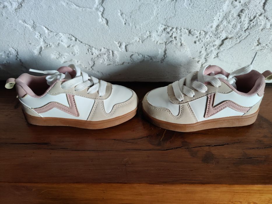 Sapatilhas de criança tamanho 24 

Estão em excelente estado pois não