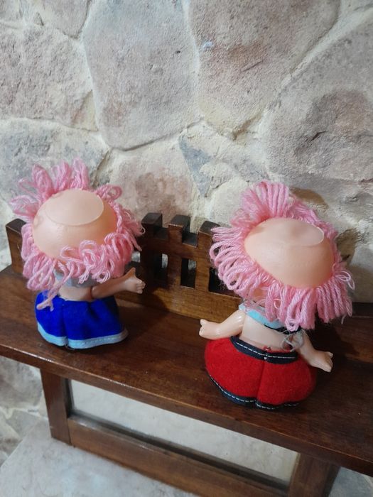 Duas bonecas antigas  de coleccao.