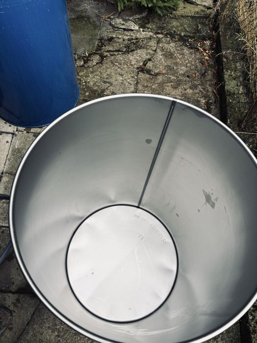 Metalowe beczki z pokrywą i klamrą zaciskową