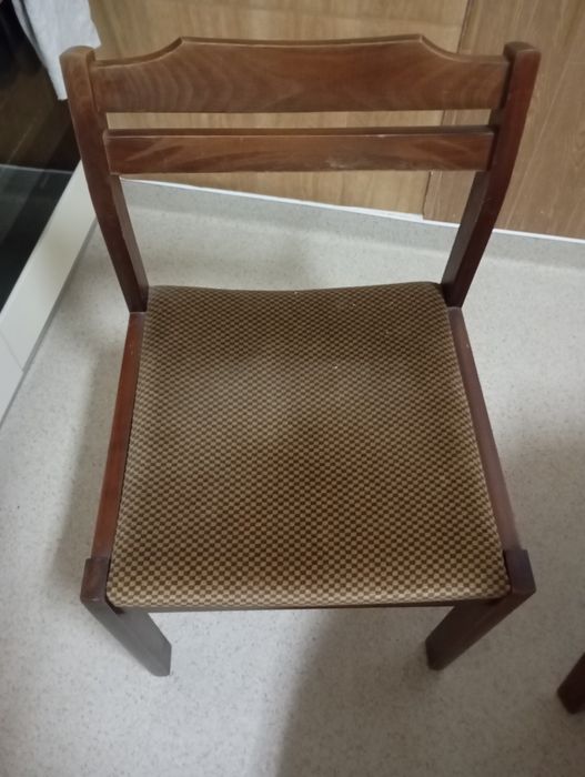 Excelentes cadeiras estofadas ao incrível preço de só 10€