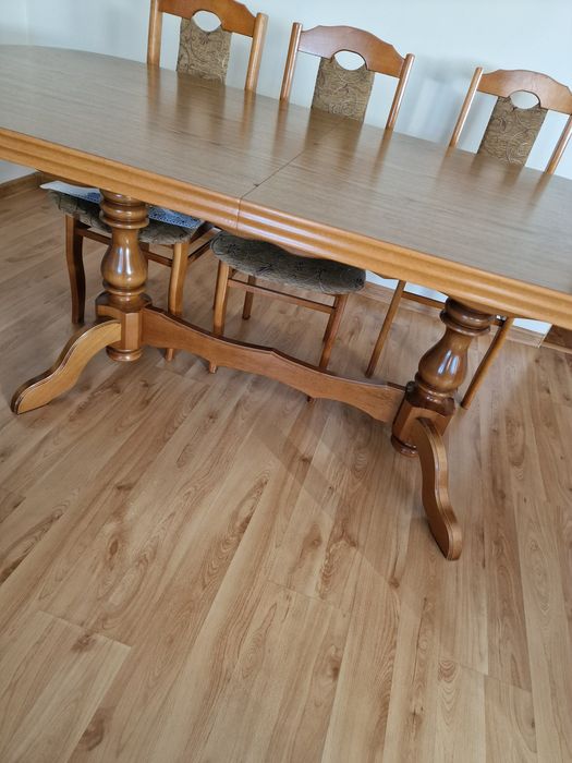 Duży stół rozkładany z krzesłami
