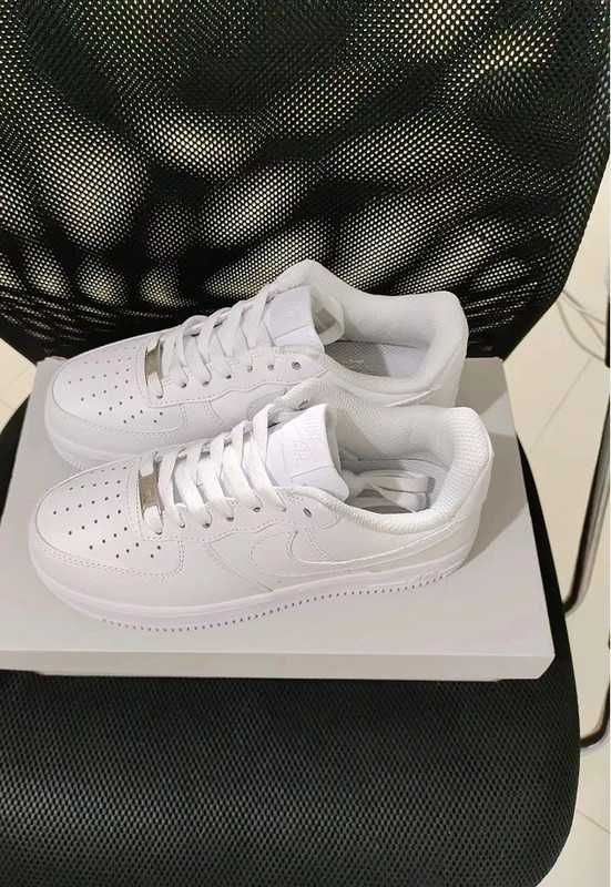 Uniseks/Damskie/Trampki/Nike Air Force 1 Low '07 White R.40