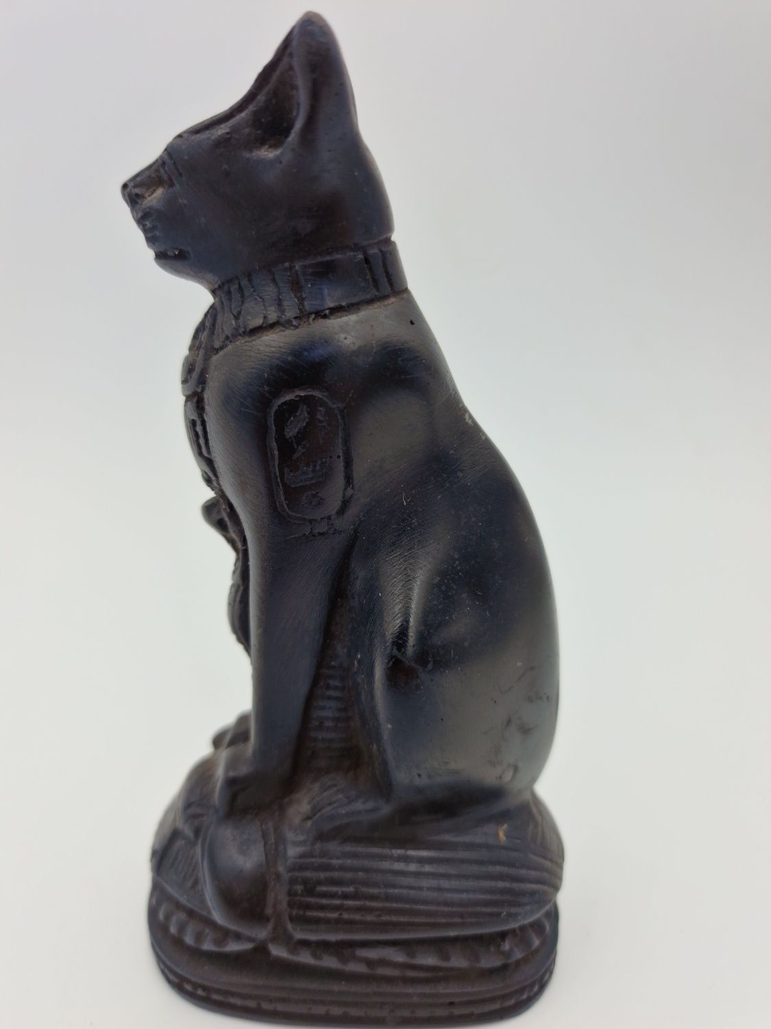 Figurka Egipt "Bastet" kot siedzący na Skarabeuszu