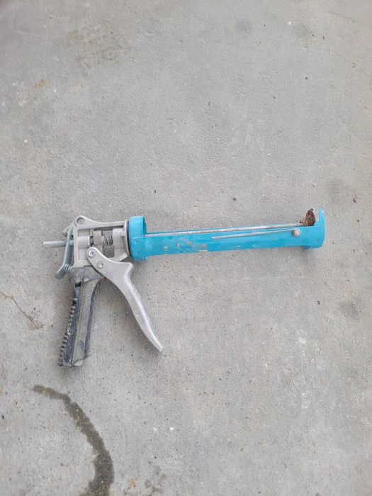 Pistolet do kleju, silikonu, akrylu. Metalowy. Wytrzymały.