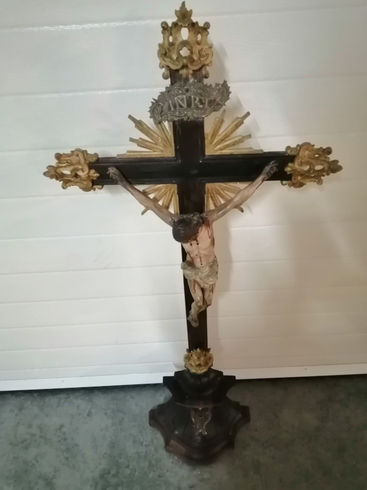 Vendo crucifixo com Cristo muito antigo