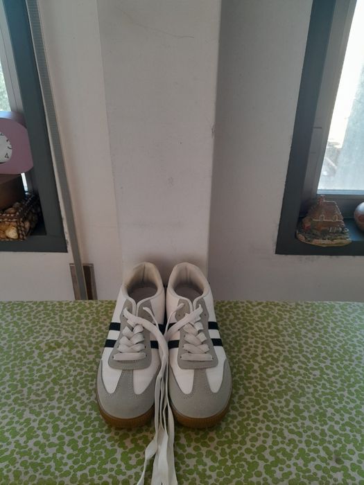 Vendo Sapatilhas de Senhora muito bonitas novas
