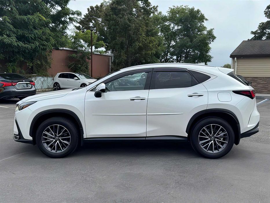Lexus NX      2022