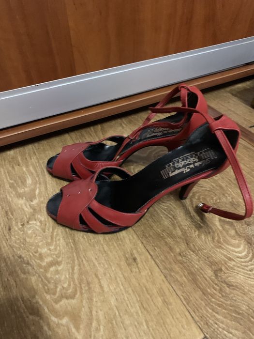 Червоні босоніжки