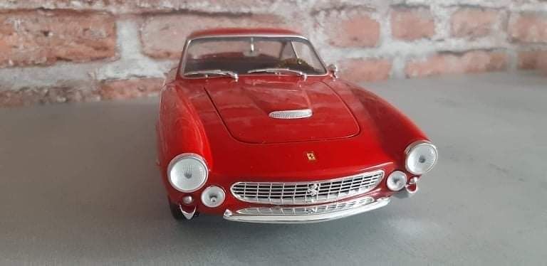 Model Ferrari Berlinetta 1/18 hw