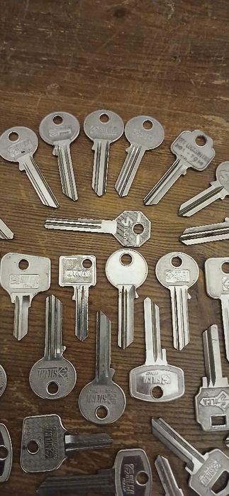 Nie tak Stare klucze do drzwi surowe,  nie obrobione SILCA