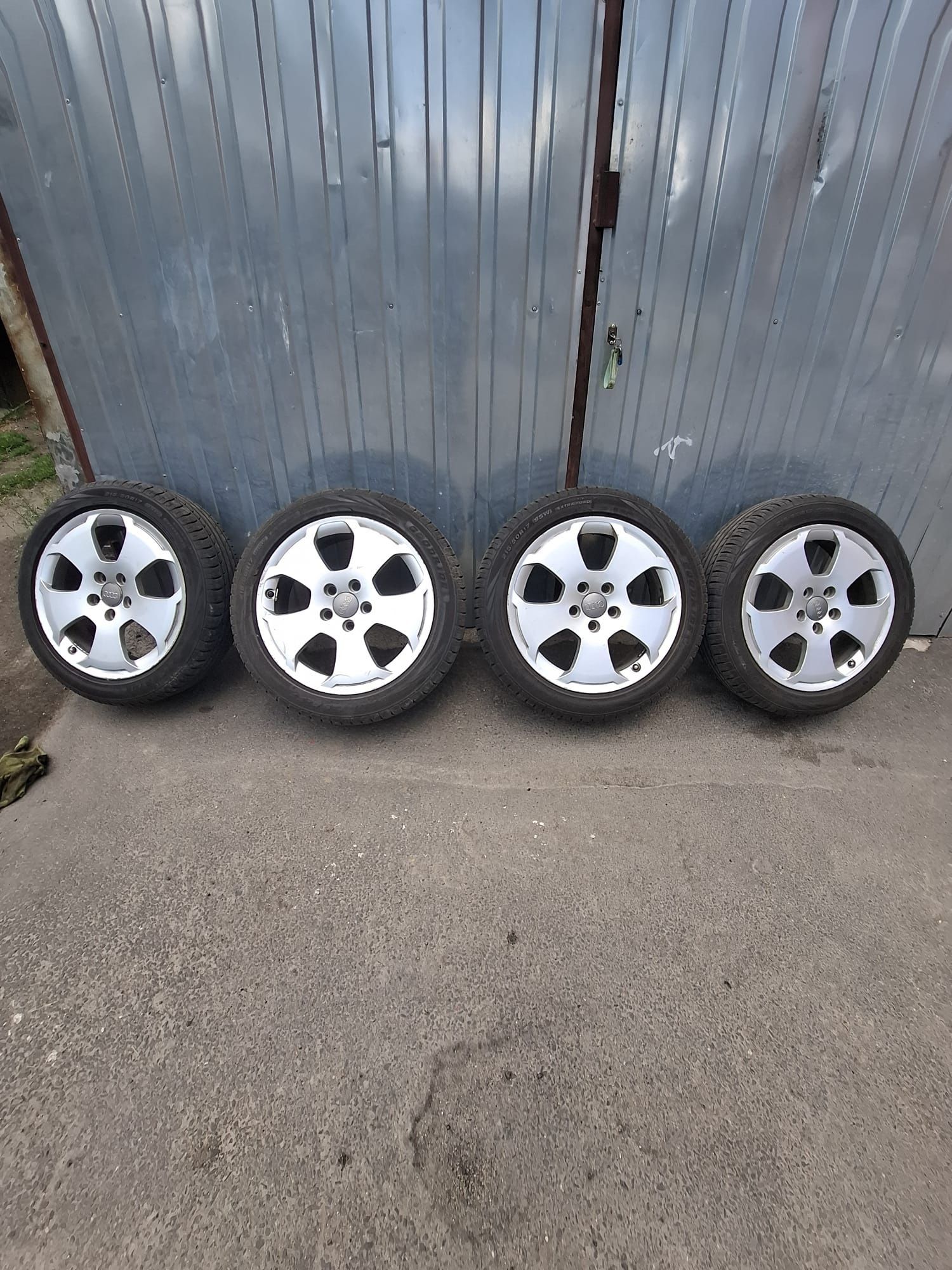 Felgi aluminiowe 17″ + opony 215/50 – Audi