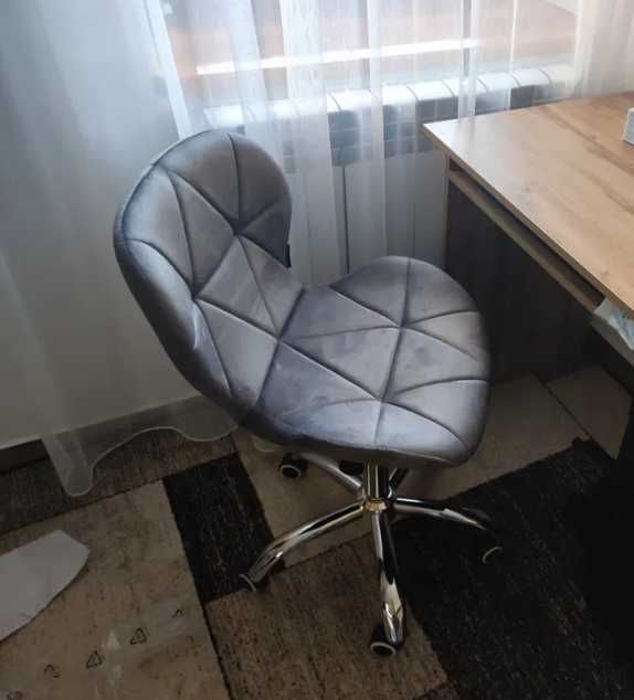 Кресло серое велюровое офисное для компьютера Demure стул компьютерный