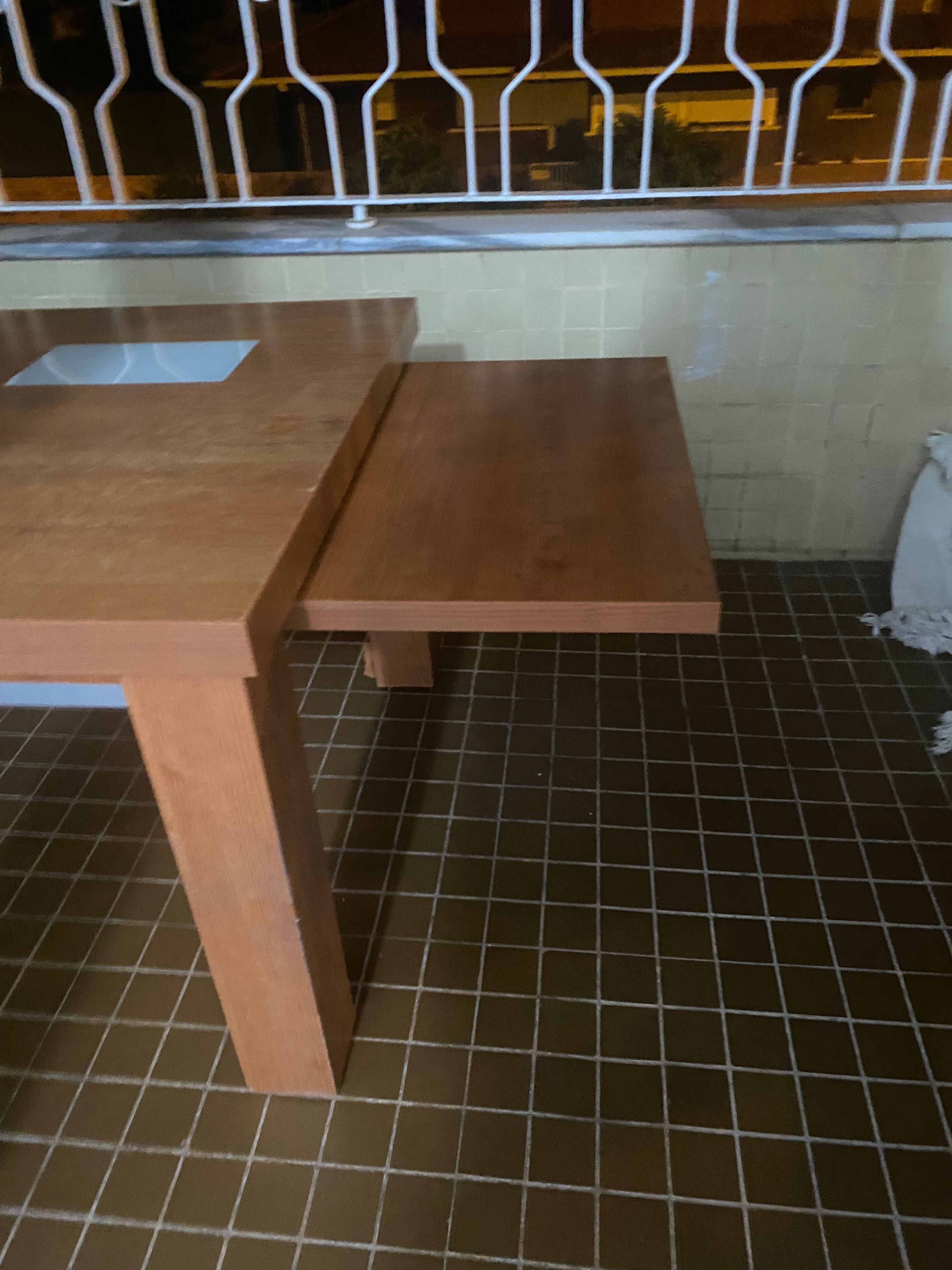 Mesa de centro com prateleiras extensíveis
