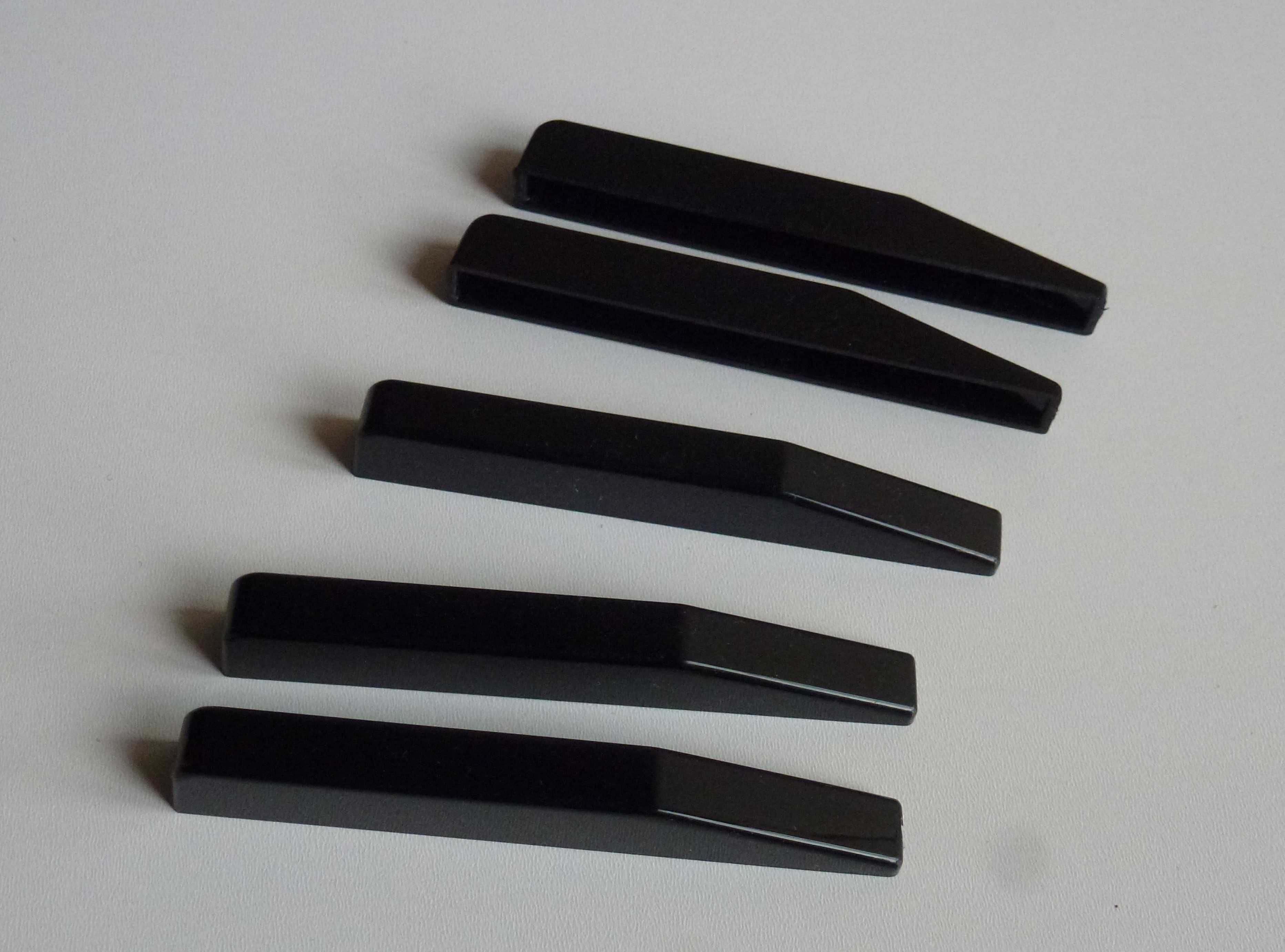 Akordeon, nakładki klawiszy półtonowych o szerokości 10,5 mm.