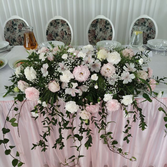 Wykonuje kompleksowe dekoracje ślubne i komunijne