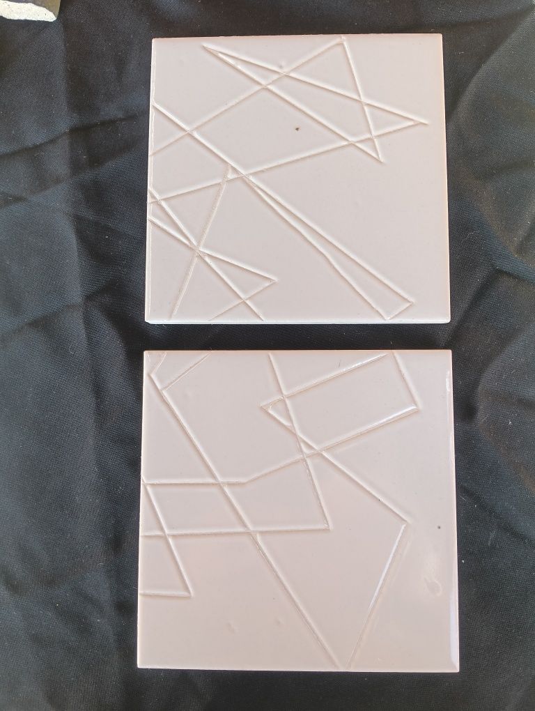 Azulejos com baixo relevo para bases