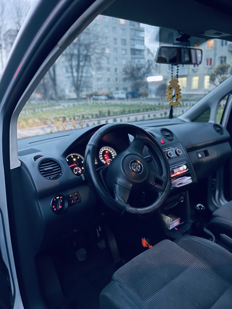 Volkswagen Кадді Caddy максібаза 2011, 1.6 .