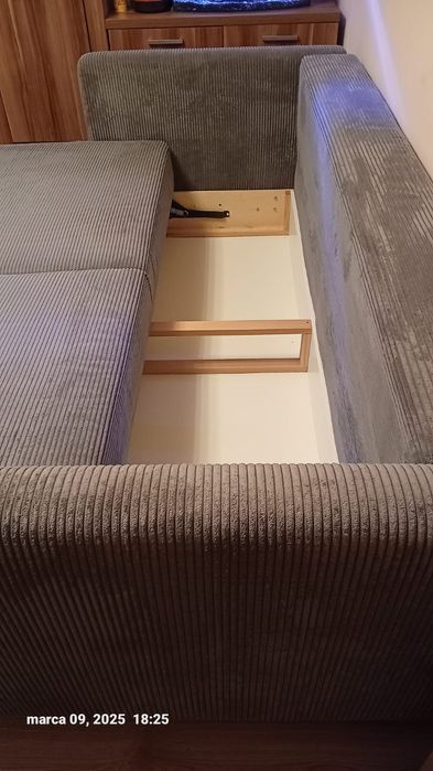 Sofa rozkładana szara z poduszkami, materiał sztruks