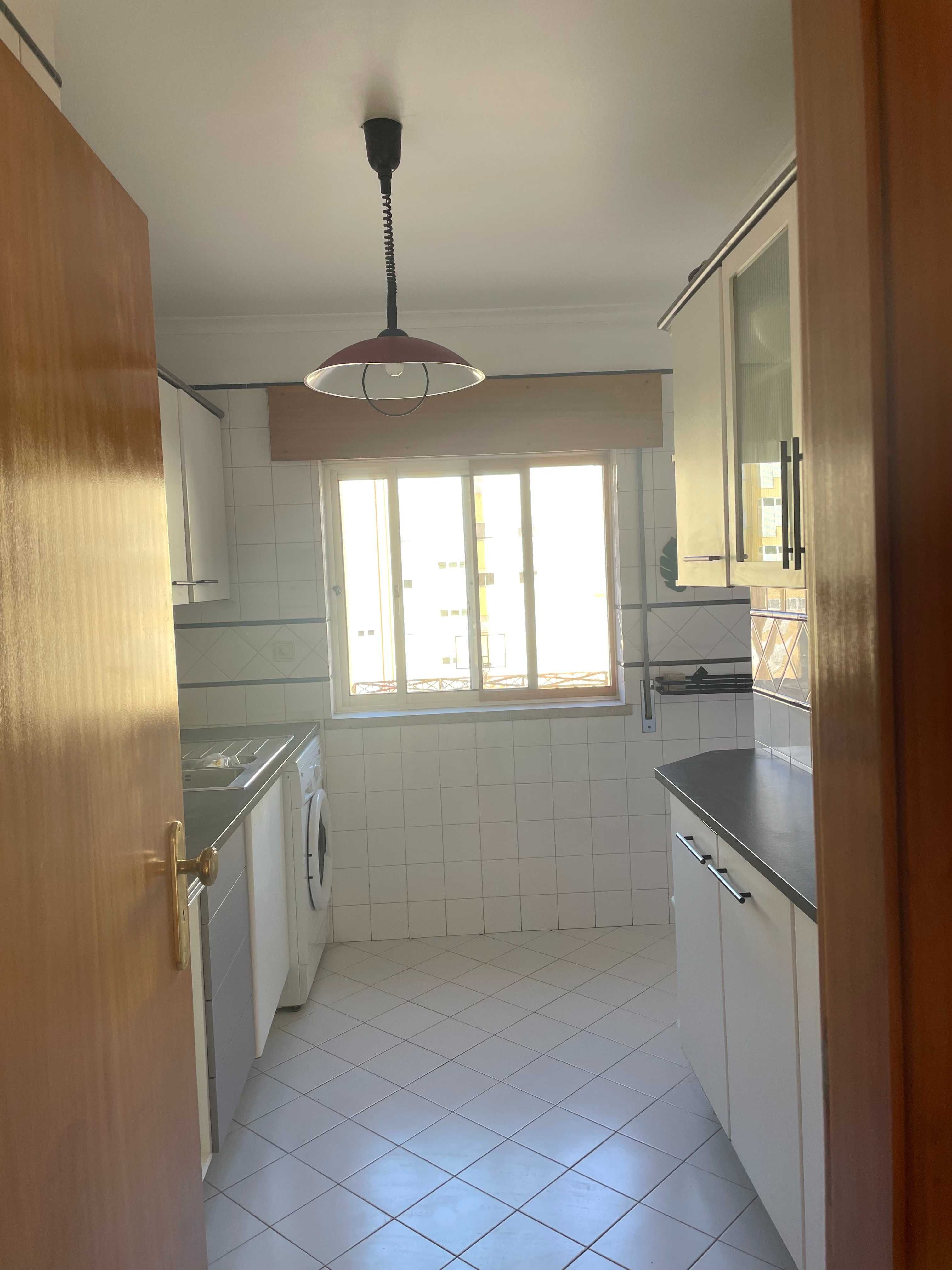 Apartamento T3 Renovado com Varanda e Garagem – Telheiras, Lisboa