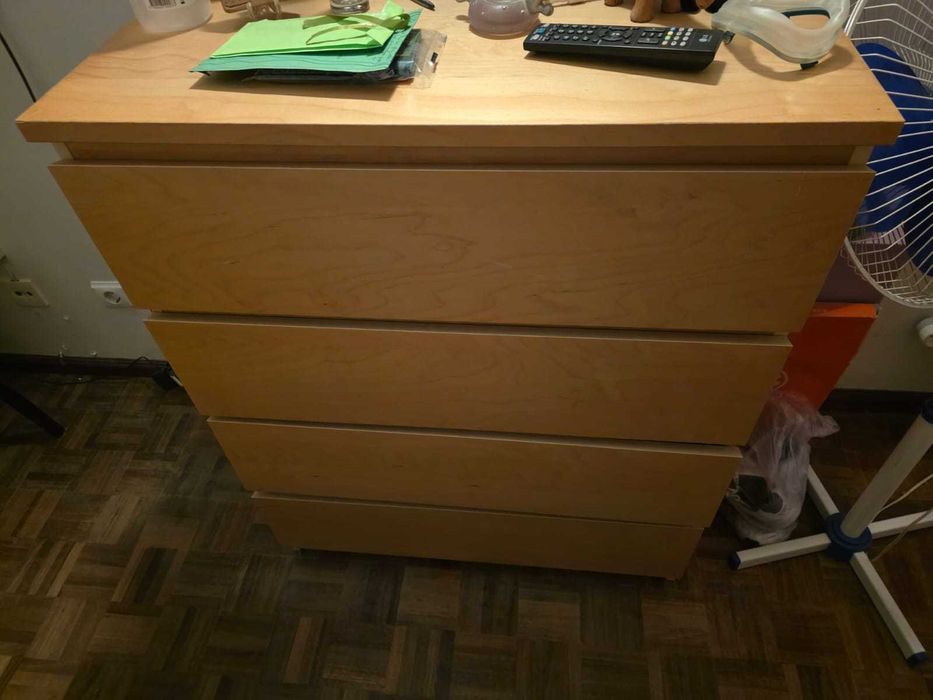 Cómoda IKEA com 4 gavetas
