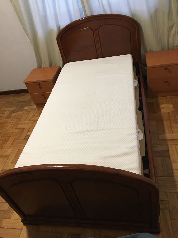 Cama de solteiro com 4 gavetas e 2 mesas de cabeceira