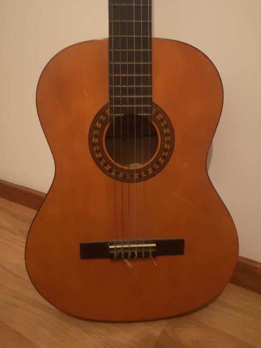 Guitarra clássica usada