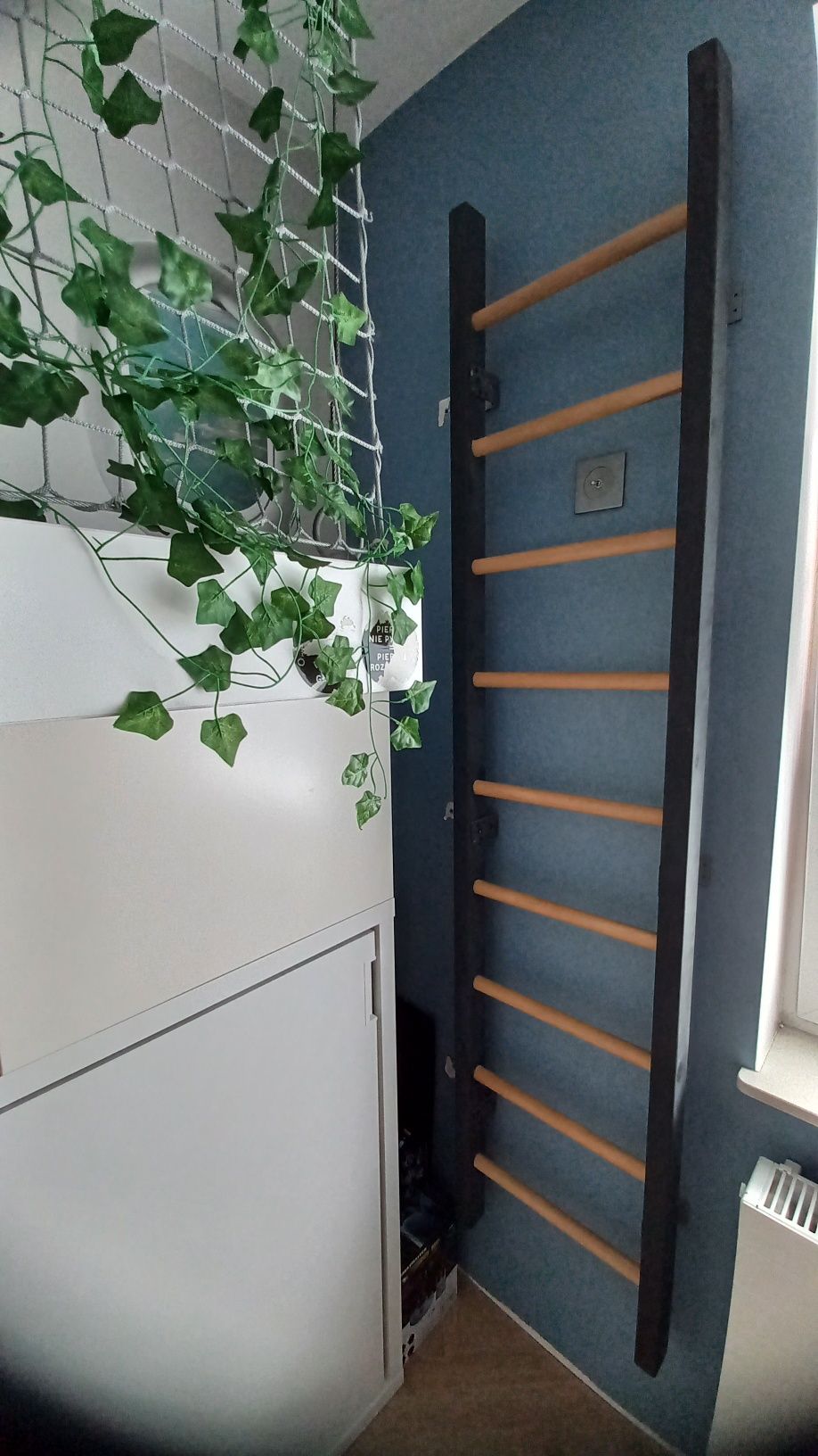 Półkotapczan z materacem, szafkami, górnym łóżkiem i drabinką
