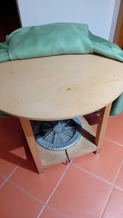 Mesa redonda com braseira elétrica