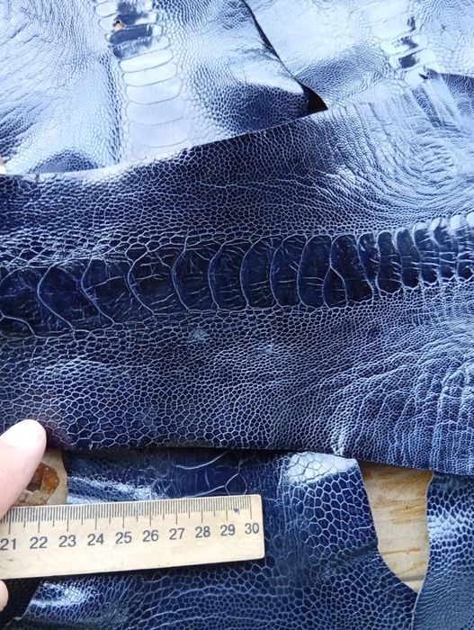 Экзотика, кожа страуса,также есть кожа угря состроченная, и игуаны