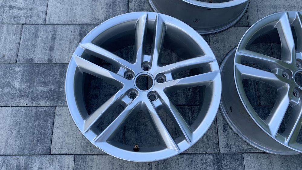 Sprzedam felgi Audi Q3 5x112 18 cali 8U0 aluminiowe 3 sztuki