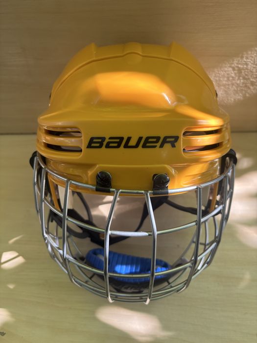 Хокейний шолом продам