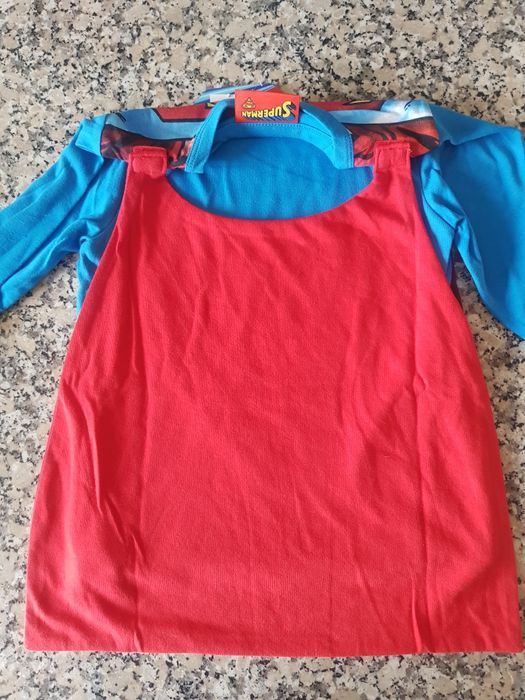 Camisola SUPERMAN com capa amovível - Tamanho 3- 4 Anos