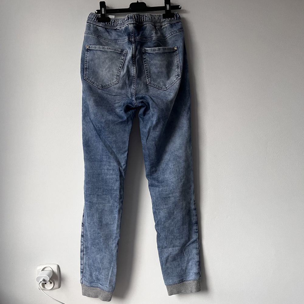 Spodnie jeansowe jeansy joggery z gumkami jasne męskie S dla chłopca