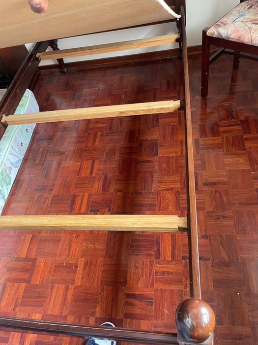 Cama de solteiro em madeira maciça
