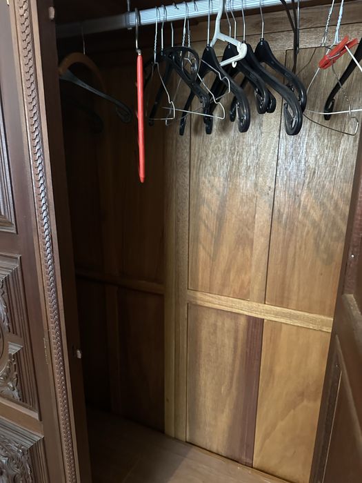 Roupeiro antigo em madeira