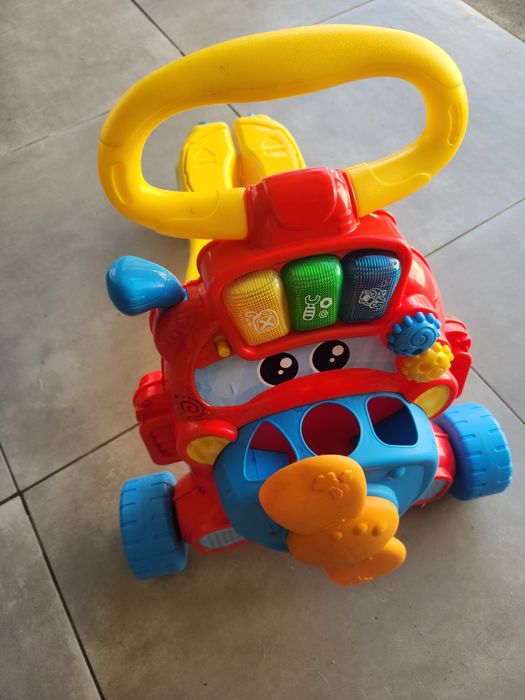 Triciclo andador clementoni