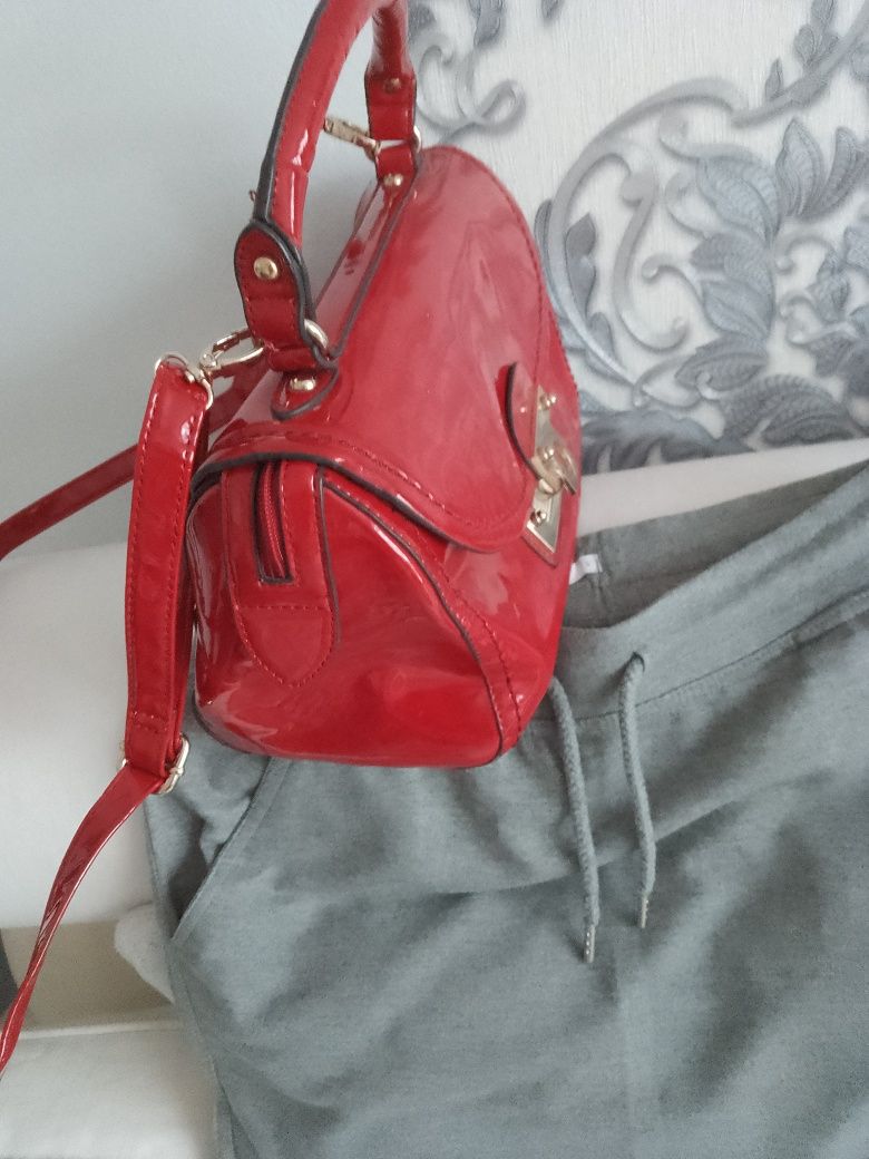 Piękna lakierowana czerwona torebka