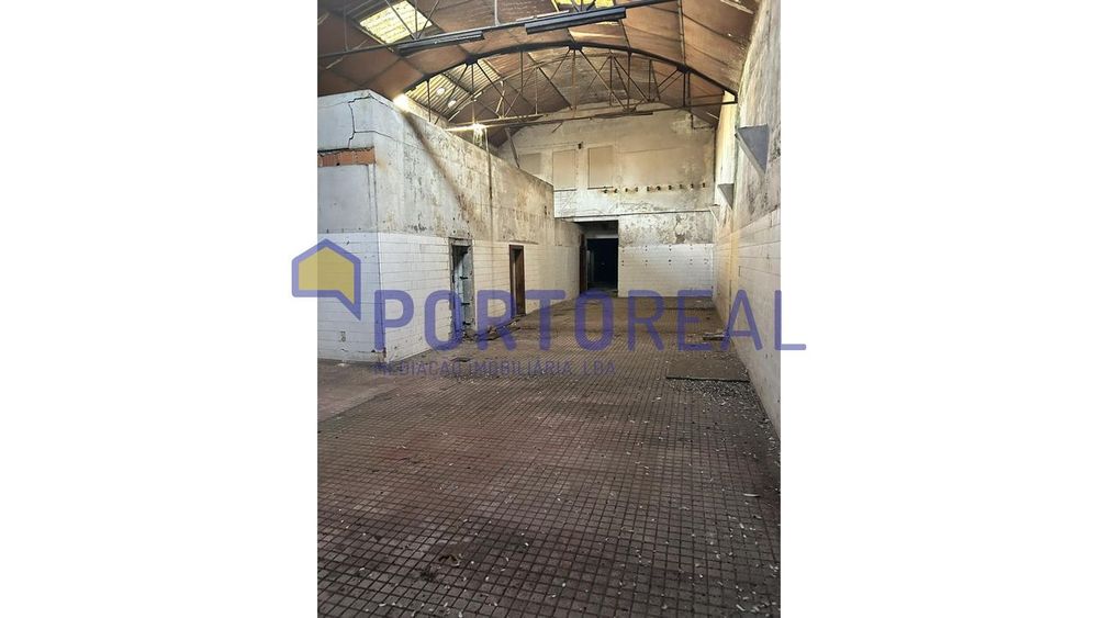Prédio / Armazém em Milheirós