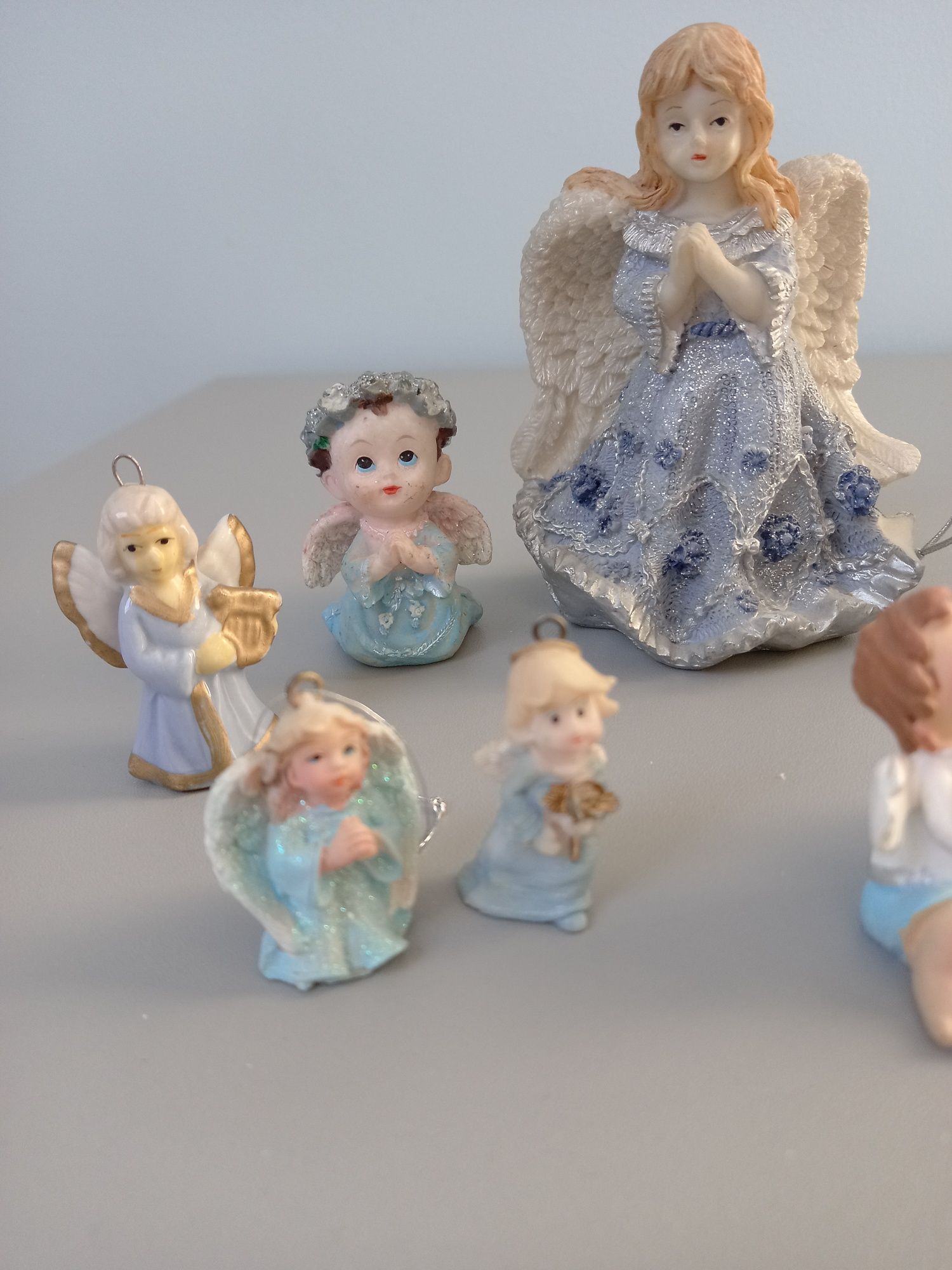 Aniołki- kolekcja 8 niebieskich figurek .