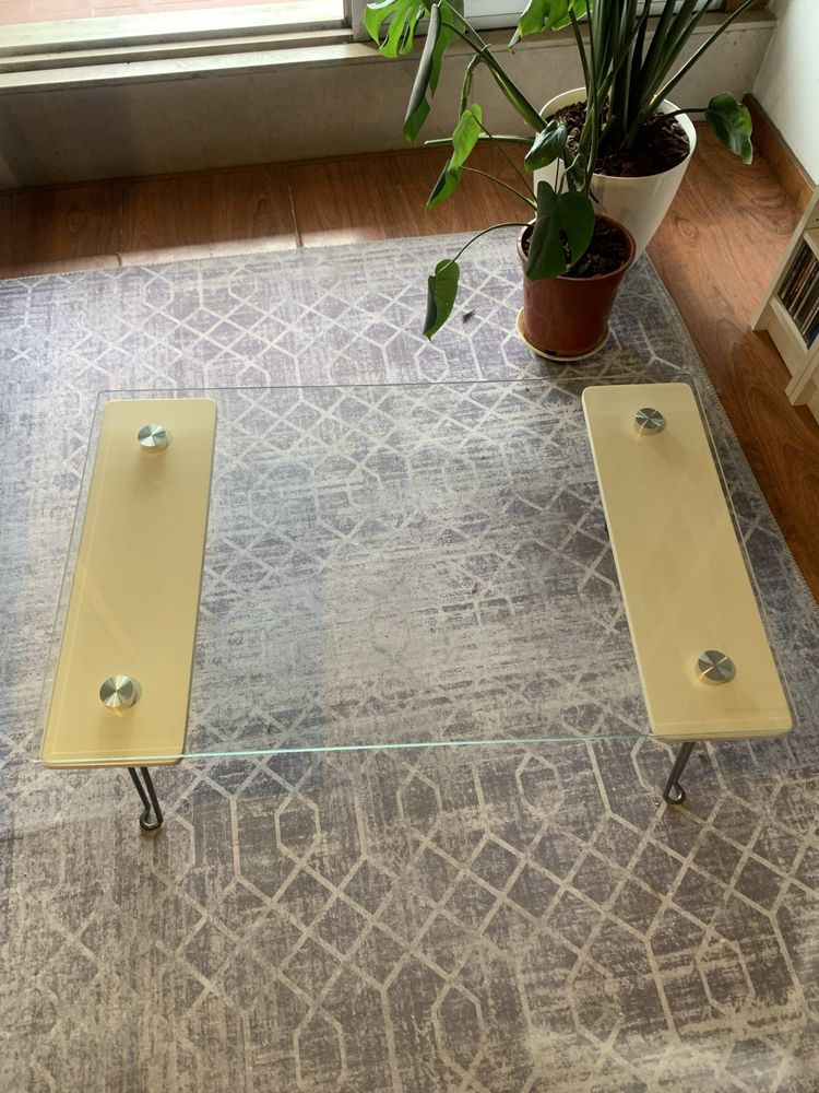 Mesa de centro em vidro, madeira e metal