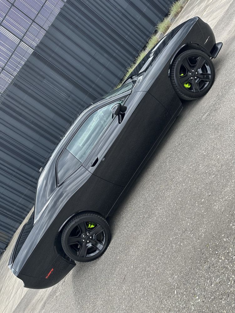 Dodge Challenger Hemi V8 all BLACK