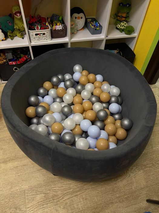 Дитячий сухий басейн з кульками