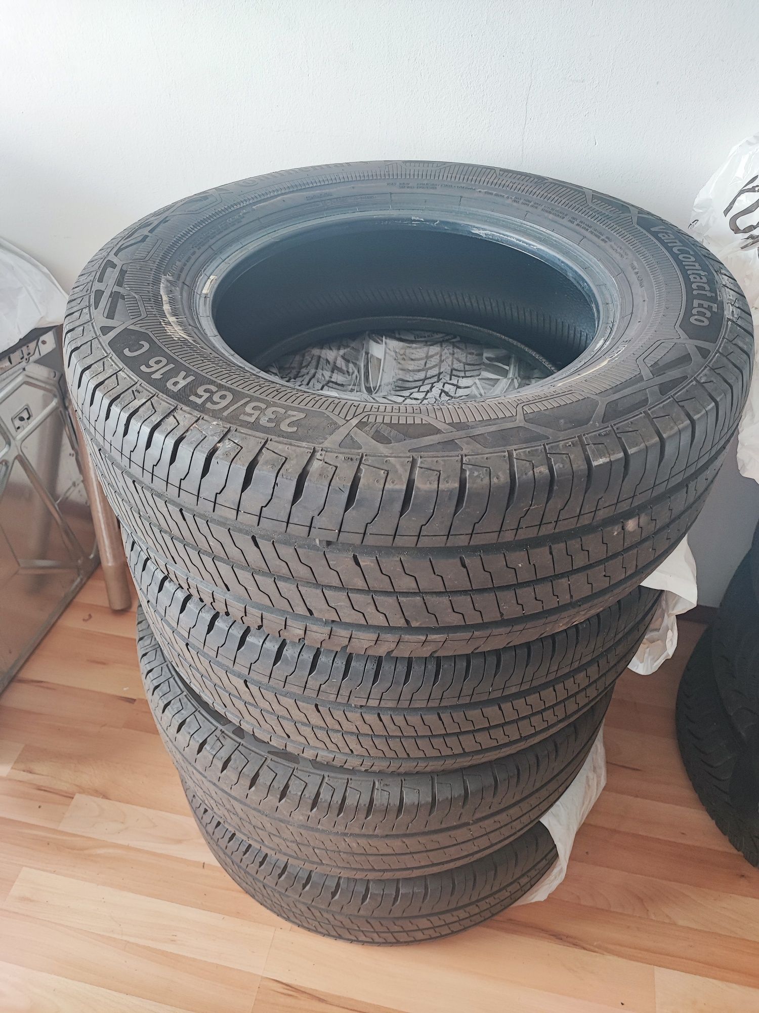 Продам резину 235 65 r16 c Continental (2920)