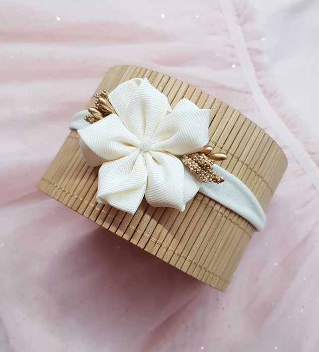 Piękna opaska kwiat kremowa ecry dodatki w kolorze złotym bezuciskowa