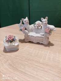 Zestaw porcelanowych ozdób sofa + szkatułka kotki i róże PRL